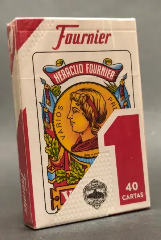 La caja de la baraja española Fournier n.º 1 de 40 cartas, precintada y de pie sobre fondo gris