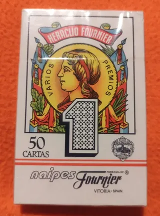 La caja de la baraja española Fournier n.º 1 de 50 cartas, precintada, sobre una superficie naranja