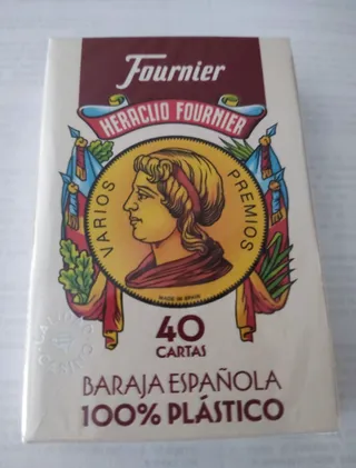 La caja precintada de la baraja española Fournier 100 % plástico de 40 cartas, con el escudo de Heraclio Fournier
