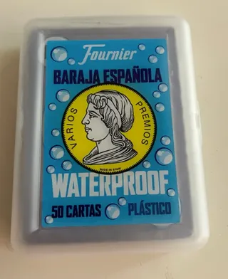 La baraja española Fournier Waterproof en su estuche rígido transparente, con la etiqueta azul de burbujas
