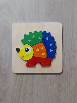 Un puzzle de madera de un erizo con las piezas de colores encajadas en su base cuadrada