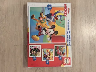 La caja de un puzzle progresivo de Mickey Mouse con cuatro puzzles de distinto número de piezas