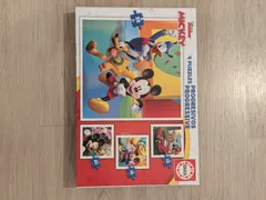 La caja de un puzzle progresivo de Mickey Mouse con cuatro puzzles de distinto número de piezas