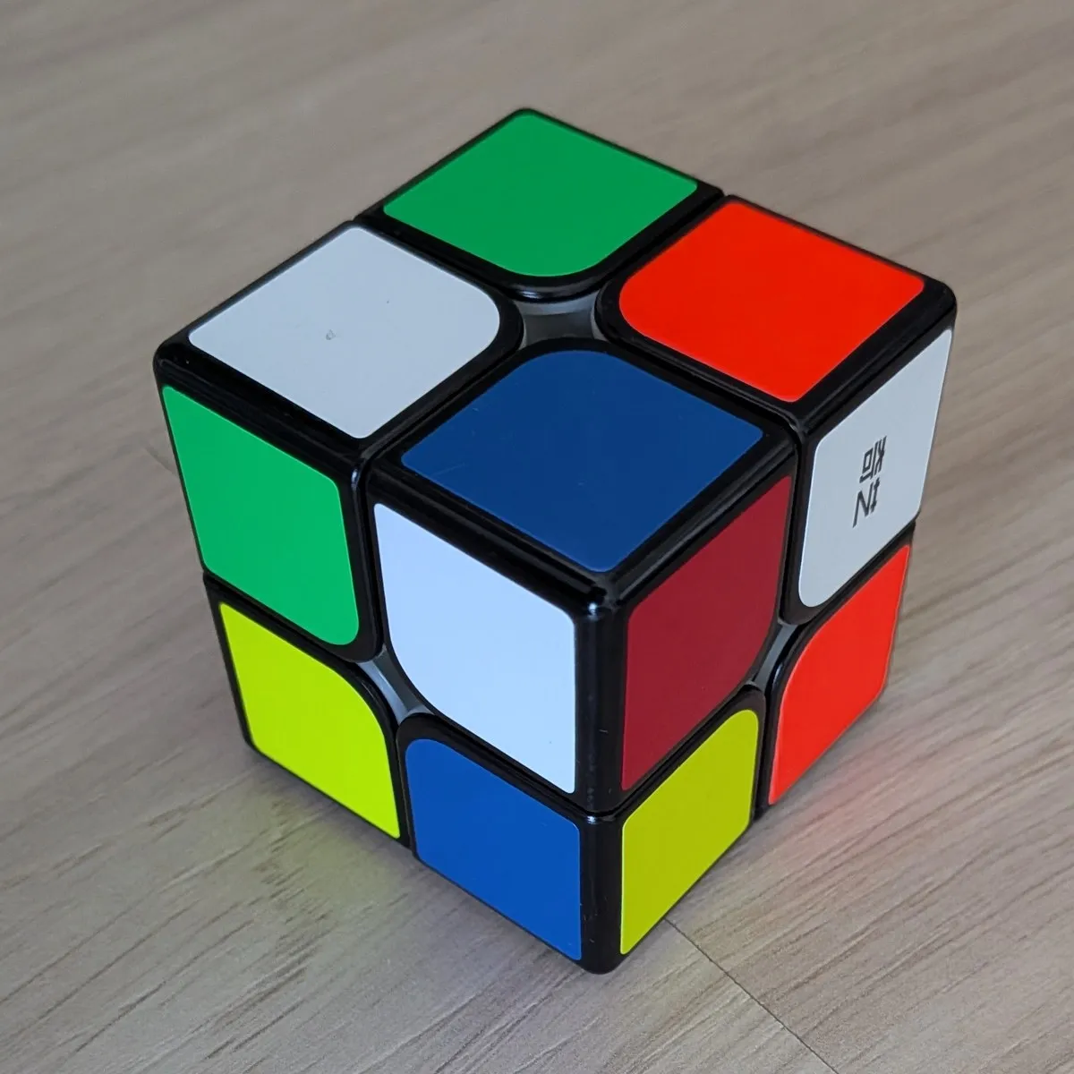 Un cubo de Rubik de 2x2 completamente mezclado, con los seis colores repartidos sin que ninguna cara esté hecha
