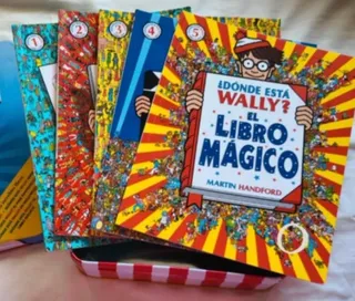 Los cinco libros de ¿Dónde está Wally? abiertos en abanico sobre su caja metálica de rayas