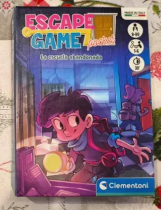 La caja de Escape Game Pocket: La escuela abandonada, de Clementoni, con un niño alumbrando un pasillo con una linterna