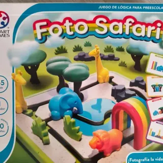 La caja de Foto Safari, de SmartGames, con la jirafa, el elefante y el hipopótamo de plástico entre árboles y un arcoíris