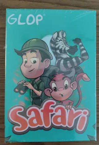 La caja precintada de Glop Safari, con el explorador, la cebra y el mono, sobre una mesa de madera