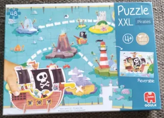La caja del puzzle XXL de piratas de Goula, con la isla, el volcán, el faro y el barco pirata de la escena montada