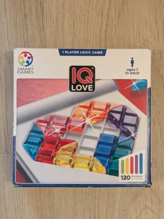 La caja de IQ Love, de SmartGames, con las piezas translúcidas de colores encajadas formando un corazón