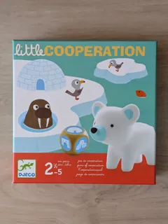 La caja de Little Cooperation, de Djeco, con el oso polar de plástico, el dado de madera y el iglú