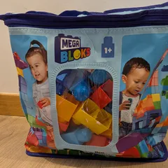 La bolsa azul con cremallera de Mega Bloks First Builders, con la ventana transparente por la que se ven los bloques de colores