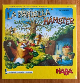 La caja amarilla de La Pandilla Hámster, de HABA, con los hámsteres llenando la despensa