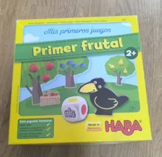 La caja amarilla de Mi primer frutal, de HABA, con el cuervo, el dado de colores y los árboles con fruta