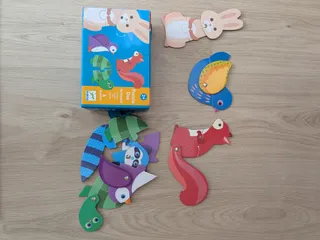 Puzzles de dos piezas montados sobre el suelo: un conejo, un pájaro, una ardilla y un camaleón